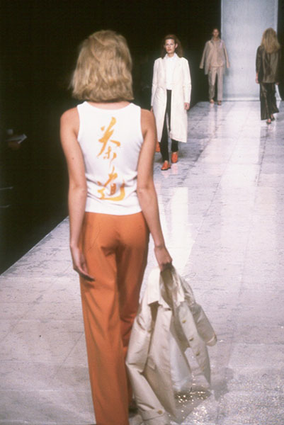 A model on the runway wearing 茶道 by Eri Takase, for Ralph Rucci