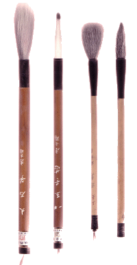 These are good samples of yōmō fude. The brush on the left has longer bristles and will be more difficult for the beginner to master. The brushes on the right are of medium size. The brush second from the left has a weak glue to stiffen the brush making the brush easier to use.